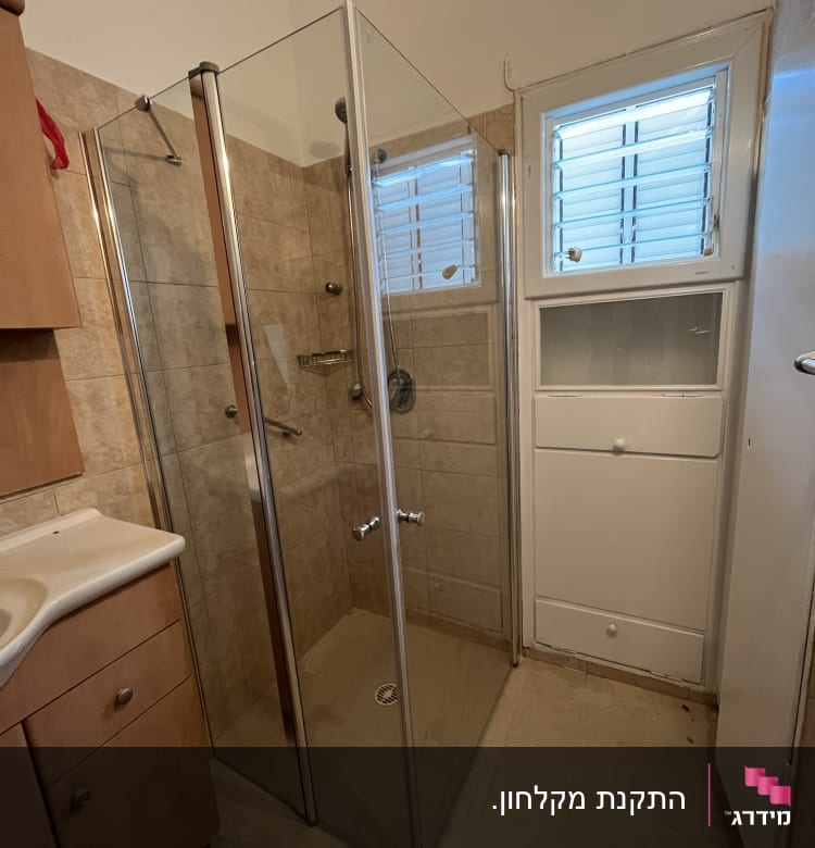 מקלחון זכוכית עם דלתות מתכת וברז מקלחת